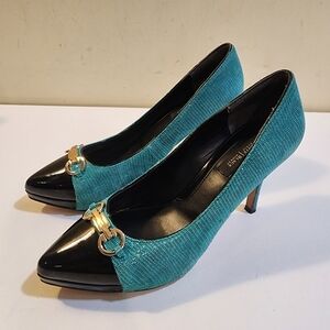 WHBM two tones pointed toe Medium heels size  6.5M